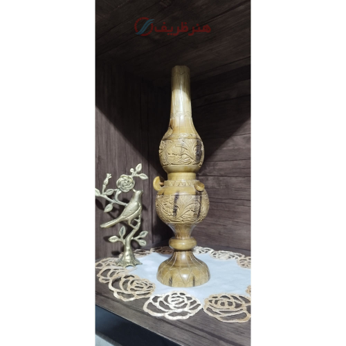 نمای نزدیک از بافت و رنگ چوب گردو برای نمایش کیفیت و اصالت چوب به کار رفته.