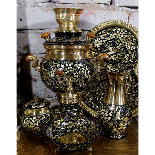 مای کامل سرویس سماور برنجی ۴ لیتری الماس‌تراش و پرداز همراه قوری با طراحی سنتی ایرانی.