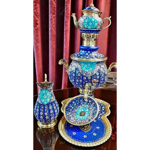 نمای کامل سرویس سماور برنجی ۴ لیتری تذهیب نانو اصفهان همراه قوری، با ارتفاع حدود ۵۳ سانتی‌متر