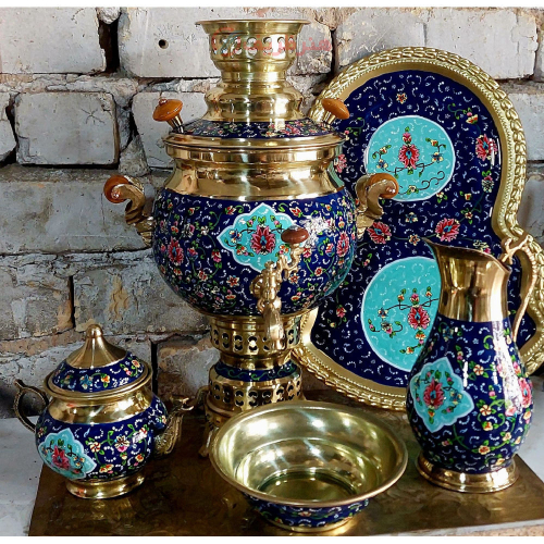 نمای نزدیک بدنه برنجی سماور و جزئیات نقش گل و بوته طلایی