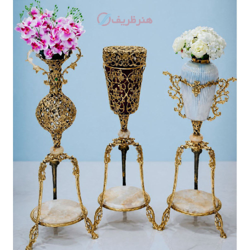 نمای تمام‌نمای ست گلدان و جای دستمال برنزی پایه‌دار با طراحی شیک و دکوراتیو.