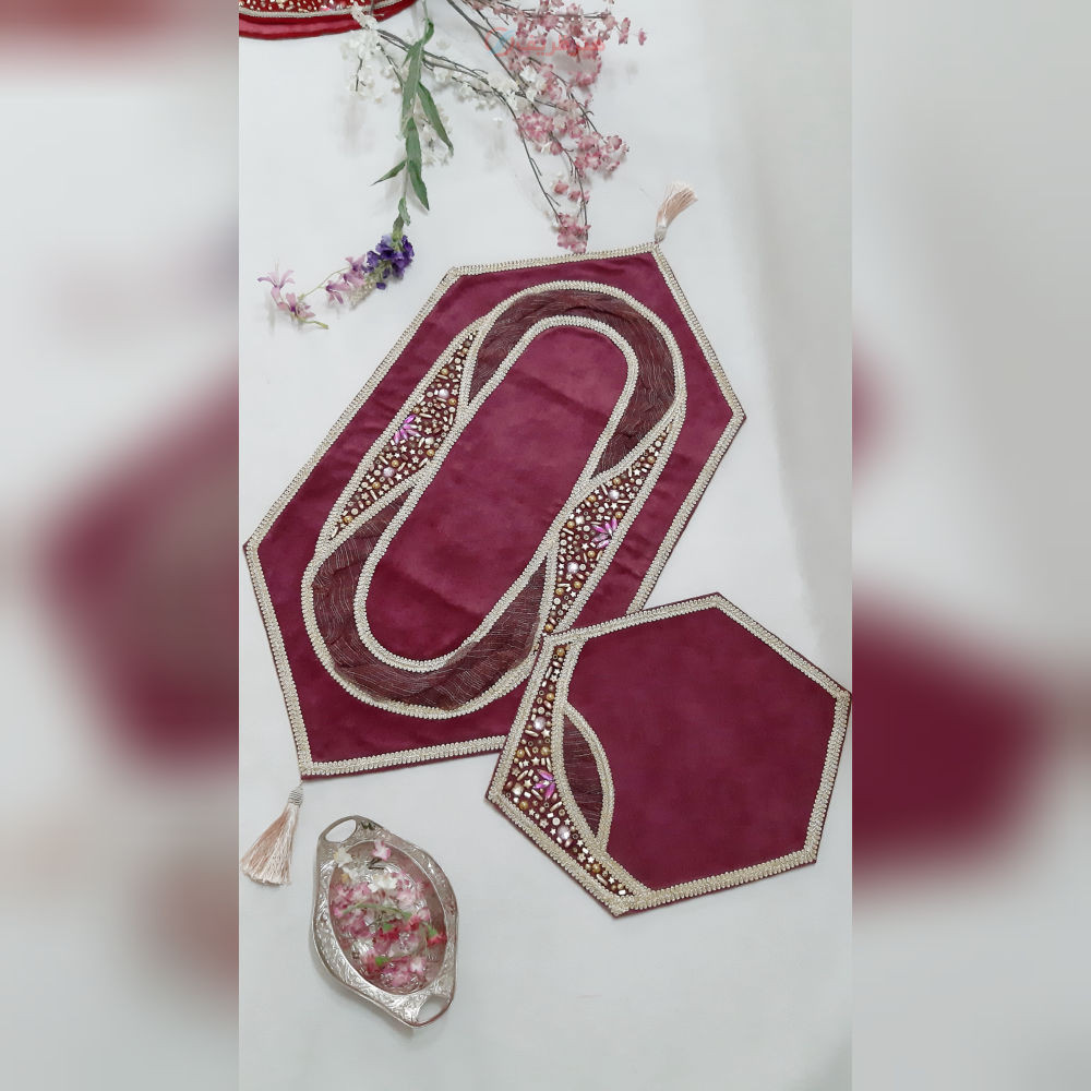 ست سه تکه مخمل سنگ دوزی و نواردوزی شامل یک رومیزی جلو مبلی و دو تا عسلی