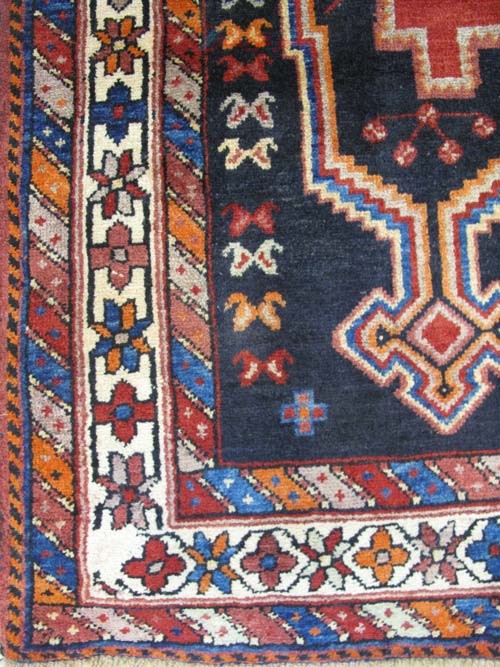 فرش دستباف وینتیج سيرجان طرح لچک و ترنج سایز قاليچه رنگ زمینه لاكي رنگ حاشیه كرم کد ۳۷۹۸۰