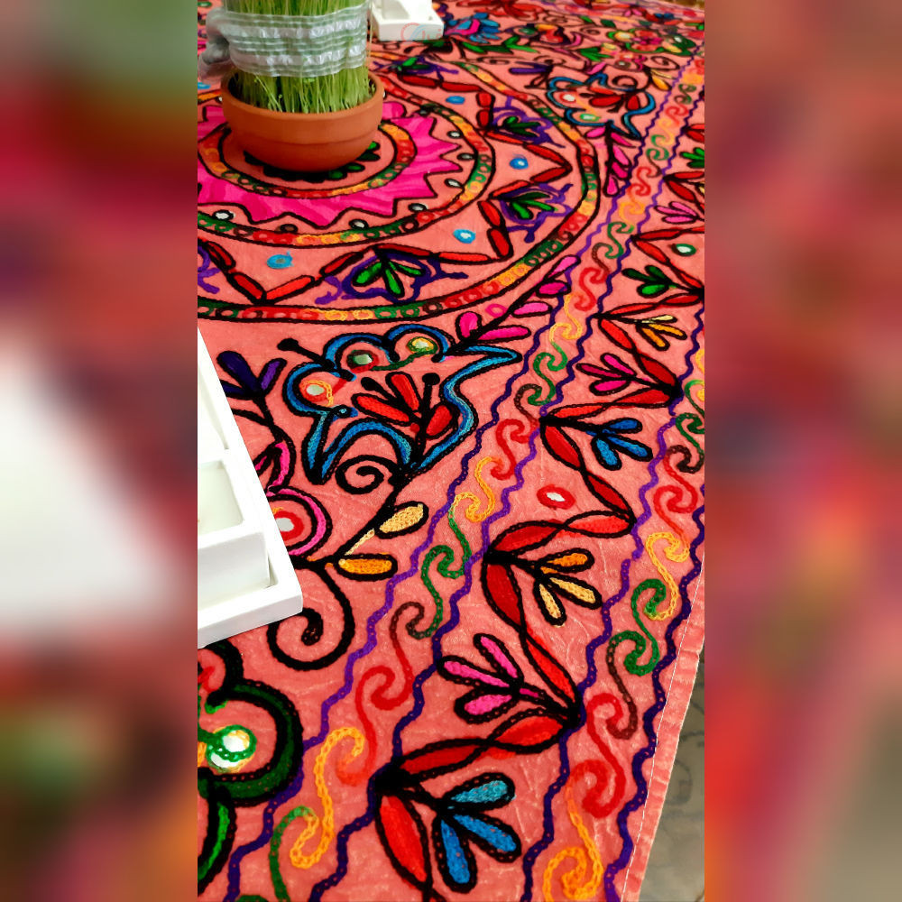 رومیزی مستطیل سوزن دوزی و آینه کاری B-2 با پارچه کتان قابل شستشو دارای حاشیه و صدف