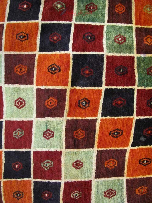 فرش دستباف گبه طرح خشتي سایز قاليچه رنگ زمینه الوان رنگ حاشیه سرمه اي کد ۳۸۶۷۰