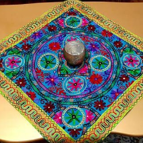 رومیزی مربع سوزن دوزی با پارچه کتان قابل شستشو،  با طرح گلهای بهاری یک طرح و نمونه بی نظیر - هنرظریف