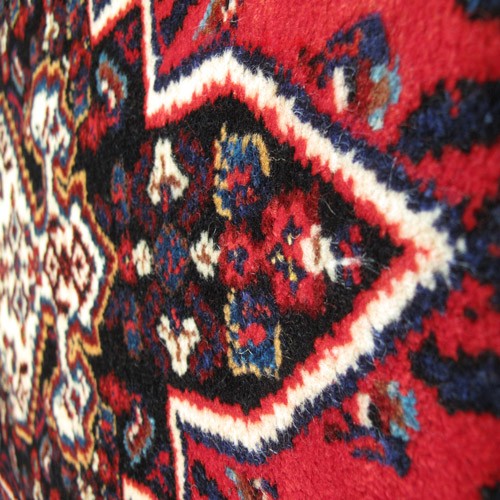 فرش دستباف سنندج طرح لچک و ترنج سایز پشتي رنگ زمینه لاكي رنگ حاشیه سرمه اي کد ۳۷۳۸۲