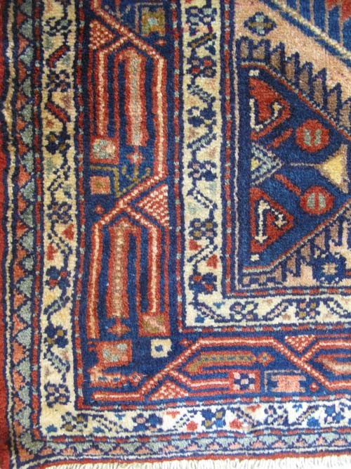 فرش دستباف اسد آباد همدان طرح لچک و ترنج سایز ذرع و نيم رنگ زمینه لاكي رنگ حاشیه سرمه اي کد ۳۸۰۷۵