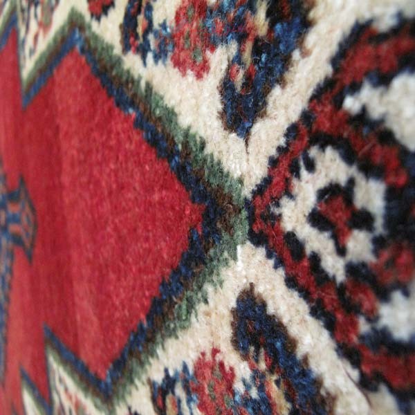 فرش دستباف سنندج طرح لچک و ترنج سایز ذرع و نيم رنگ زمینه كرم رنگ حاشیه لاكي کد ۳۷۲۰۱