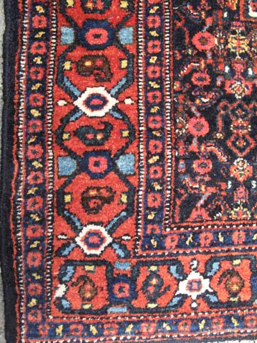 فرش دستباف سنندج طرح لچک و ترنج سایز ذرع و نيم رنگ زمینه كرم رنگ حاشیه لاكي کد ۳۸۷۳۳