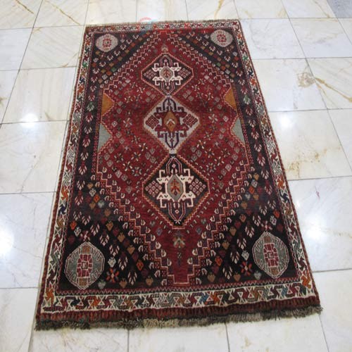 خرید و قیمت - فرش دستباف شيراز طرح ۳ ترنج سایز ذرع و نيم رنگ زمینه لاكي رنگ حاشیه كرم کد ۳۸۵۴۲ - هنرظریف