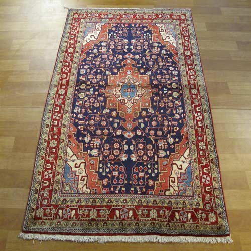 مشخصات کامل + فرش دستباف جوزان ملاير طرح لچک و ترنج سایز ذرع و نيم رنگ زمینه سرمه اي رنگ حاشیه لاكي کد ۳۸۹۳۷ - هنرظریف