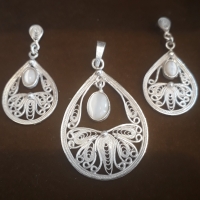 خرید، قیمت و مشخصات نیم ست ملیله طرح اشک نگین دار جنس نقره با عیار بالا کاملا دستساز | هنرظریف