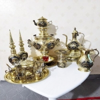 مشخصات، خرید و قیمت سماور برنجی زغالی 6 لیتری توپی دسته توری پایه ریخته با چایخوری، تنگ شاخدار، آفتابه لگن - هنرظریف