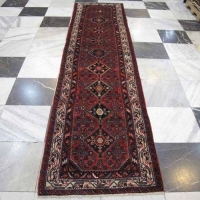 مشخصات کامل فرش دستباف آنجلاس همدان طرح ۹ ترنج سایز كناره رنگ زمینه لاكي کد ۳۹۰۲۷ - هنرظریف