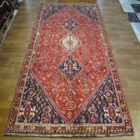 مشخصات،  قیمت و خرید فرش دستباف شيراز طرح لچک و ترنج سایز پرده اي رنگ زمینه لاكي رنگ حاشیه سرمه اي | هنرظریف