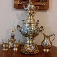 خرید، قیمت و مشخصات سماور زغالی برنجی 3 لیتری همراه با سرویس 8 پارچه سنگین وزن به قیمت تولیدی | هنرظریف