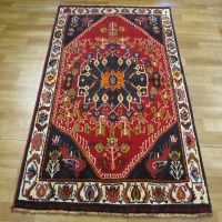 مشخصات کامل، فرش دستباف گبه طرح لچک و ترنج سایز قاليچه رنگ زمینه لاكي رنگ حاشیه كرم کد ۳۹۵۲۹ | هنرظریف