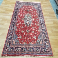 خرید آنلاین، فرش دستباف ساروق طرح لچک و ترنج سایز پرده اي رنگ زمینه لاكي رنگ حاشیه سرمه اي کد ۳۹۵۳۴ | هنرظریف