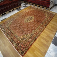 مشخصات کامل، فرش دستباف بيجار طرح ترنجي ماهي سایز قالي رنگ زمینه لاكي رنگ حاشیه لاكي کد ۳۹۷۱۳ | هنرظریف