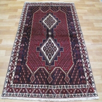 مشخصات کامل، فرش دستباف دهج سيرجان طرح ۲ ترنج سایز قاليچه رنگ زمینه لاكي رنگ حاشیه لاكي کد ۳۹۷۱۵ | هنرظریف