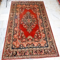 خرید آنلاین، فرش دستباف محل اراک طرح لچک و ترنج سایز قالي رنگ زمینه لاكي رنگ حاشیه سرمه اي کد ۳۹۷۵۲ | هنرظریف