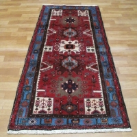 خرید آنلاین، فرش دستباف طارم زنجان طرح ۵ ترنج سایز موصل باريک رنگ زمینه لاكي رنگ حاشیه آبي کد ۴۰۰۲۵ | هنرظریف