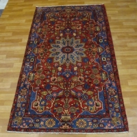 خرید آنلاین، فرش دستباف نهاوند طرح لچک و ترنج سایز ميانه رنگ زمینه لاكي رنگ حاشیه آبي کد ۴۰۰۳۹ | هنر ظریف