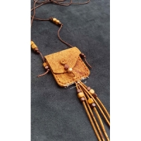 خرید، قیمت و مشخصات کیف گردنی دستدوز و دستساز چرمی اجرا شده با پرم طبیعی و رنگبندی متنوع و زیبا_ هنرظریف