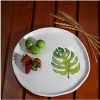 خرید، قیمت و مشخصات بشقاب سرامیکی اُلِنی دست ساز طرح برگ انجیری با گل سرامیک با لعاب بدون سرب - هنرظریف