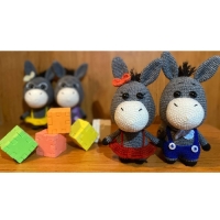 خرید، قیمت و مشخصات عروسک کاموایی دستبافت الاغ کله گنده هم دخترش هم پسرش هم با عینک هم بی عینک | هنرظریف