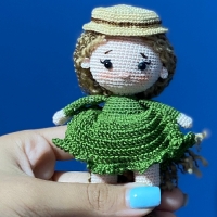 خرید، قیمت و مشخصات عروسک کاموایی دستبافت آنشرلی دختری با موهای قرمز و مشکی و قهوه ایی | هنرظریف