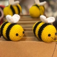 خرید، قیمت و مشخصات عروسک دستبافت کاموایی مخصوص جاکلیدی یا آویز با طرح زنبور و قارچ | هنرظریف