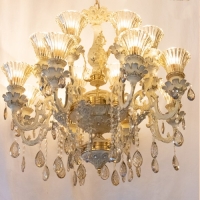 خرید، قیمت و مشخصات لوستر با بدنه طلایی و سفید و سر شاخه طرح گل شیپوری کار درجه یک و زیبا - هنرظریف