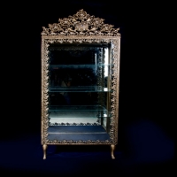 خریدف قیمت و مشخصات ویترین برنزی سه طبقه تاج دار و ظریف کاری شده - هنرظریف