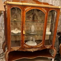 خرید، قیمت و مشخصات ویترین سه طبقه کار شده با چوب روس و بدنه مازول دارای رنگبندی متنوع و زیبا - هنرظریف