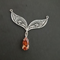 خرید، قیمت و مشخصات آویز ملیله طرح برگ نگین دار با رنگ ثابت و دست ساز، طراحی شیک و ظریف - هنرظریف