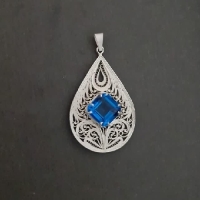 خرید، قیمت و مشخصات آویز ملیله طرح اشک نگین دار از جنس نقره و سنگ با کیفیت و دستساز - هنرظریف