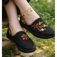 عکس نمای نزدیک از بافت گیوه و ترکیب نخ ابریشم و پنبه برای نمایش جزئیات دست‌بافت.