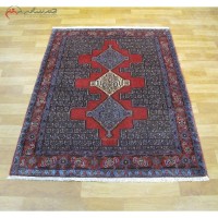 خرید آنلاین، قالیچه ی دستبافت سنندج کد 40117 با نقشه تماشایی و طرح زمینه 3 ترنج، رنگ زمینه و حاشیه لاکی، ثبات رنگ و تراکم بالا، با قیمت عالی | هنرظریف