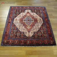 خرید آنلاین، قالیچه ی دستبافت سنندج طرح لچک و ترنج، کد 40132 با زمینه کرمی بافته شده با الیاف طبیعی و حاشیه لاکی، رنگ ثابت همراه باتراکم بالا، زیر قیمت بازار | هنرظریف