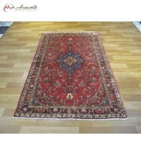 خرید آنلاین، قالیچه دستبافت همدان کد 39086 با نخ درجه یک،طرح لچک و ترنج، زمینه لاکی و حاشیه سرمه ای همراه با ضمانت، زیر قیمت بازار | هنرظریف