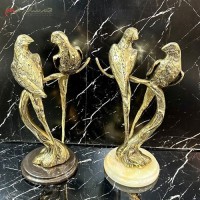 خرید آنلاین، مجسمه های شماتیک برنزی طلایی براق با پایه سنگی، در طرح دو طوطی روبه روی هم، زیر قیمت بازار | هنرظریف