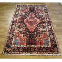 خرید آنلاین، قالیچه ی دستبافت با نقشه ی لچک و ترنج 50 ساله تویسرکان کد 39979، رنگ زمینه و حاشیه سرمه ای، با قیمت عالی | هنرظریف