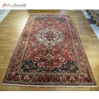 خرید آنلاین، فرش دستبافت بختیار با کد 39284 با الیاف عالی، نقشه فوق زیبا و زمینه لاکی، زیر قیمت بازار | هرظریف