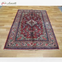 خرید آنلاین، فرش دستبافت همدان کد 38997 با زمینه لاکی و حاشیه کرم، تراکم بالا و بافته شده با نخ اعلاء، زیر قیمت بازار | هنرظریف