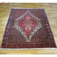 خرید آنلاین، فرش دستبافت سنندج کد 40126 در طرح لچک و ترنج با نقشه تماشایی، رنگ زمینه ی کرمی و حاشیه لاکی، سایز ذرع و نیم با ضمانت، زیر قیمت بازار | هنرظریف