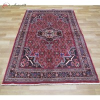 خرید آنلاین، قالیچه ی دستبافت بیجار با نقشه شیک ماهی و ترنج کد 40013، رنگ زمینه لاکی و حاشیه سرمه ای، با قیمت مناسب | هنرظریف