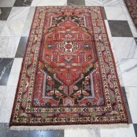 خرید و قیمت  - فرش دستباف تويسركان طرح لچک و ترنج سایز قاليچه رنگ زمینه سرمه اي رنگ حاشیه آبي کد ۳۸۱۰۹ - هنرظریف