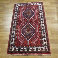 فرش دستباف - خرید و قیمت فرش دستباف شيراز طرح ۲ ترنج سایز ذرع و نيم رنگ زمینه لاكي رنگ حاشیه كرم کد ۳۸۴۴۸ - هنرظریفر